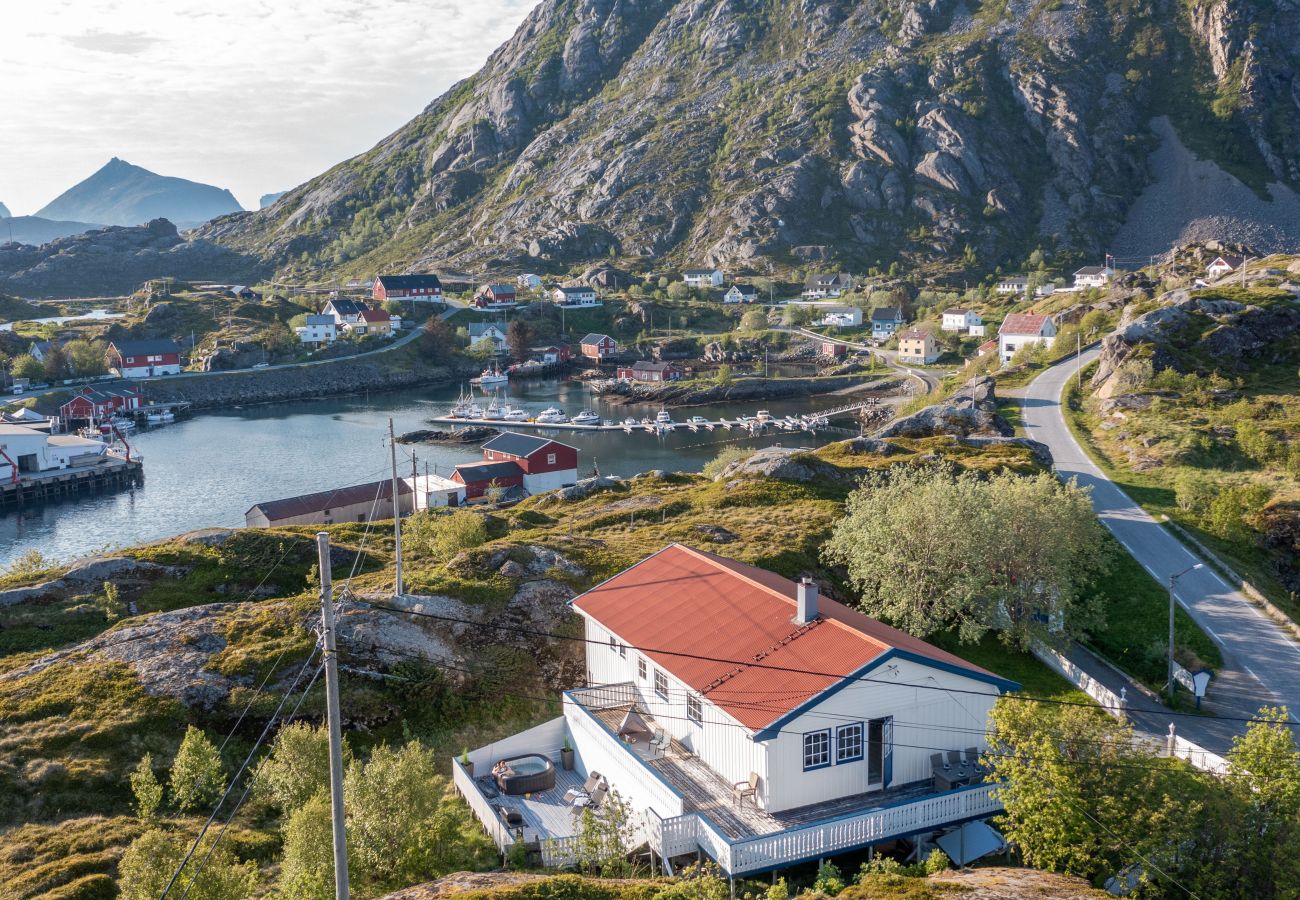 Hus i Flakstad - Sundet Lofoten - fjell- og havutsikt