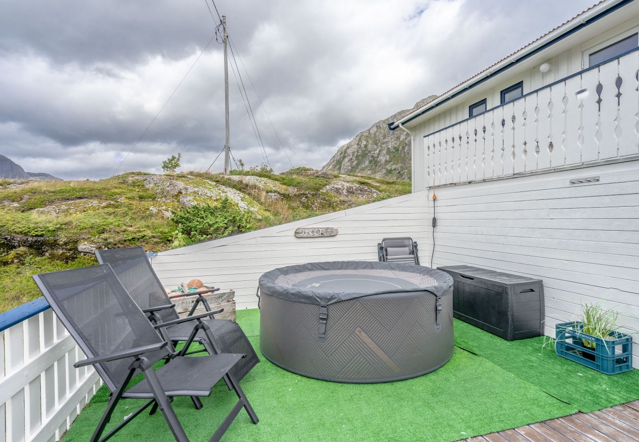 Hus i Flakstad - Sundet Lofoten - fjell- og havutsikt