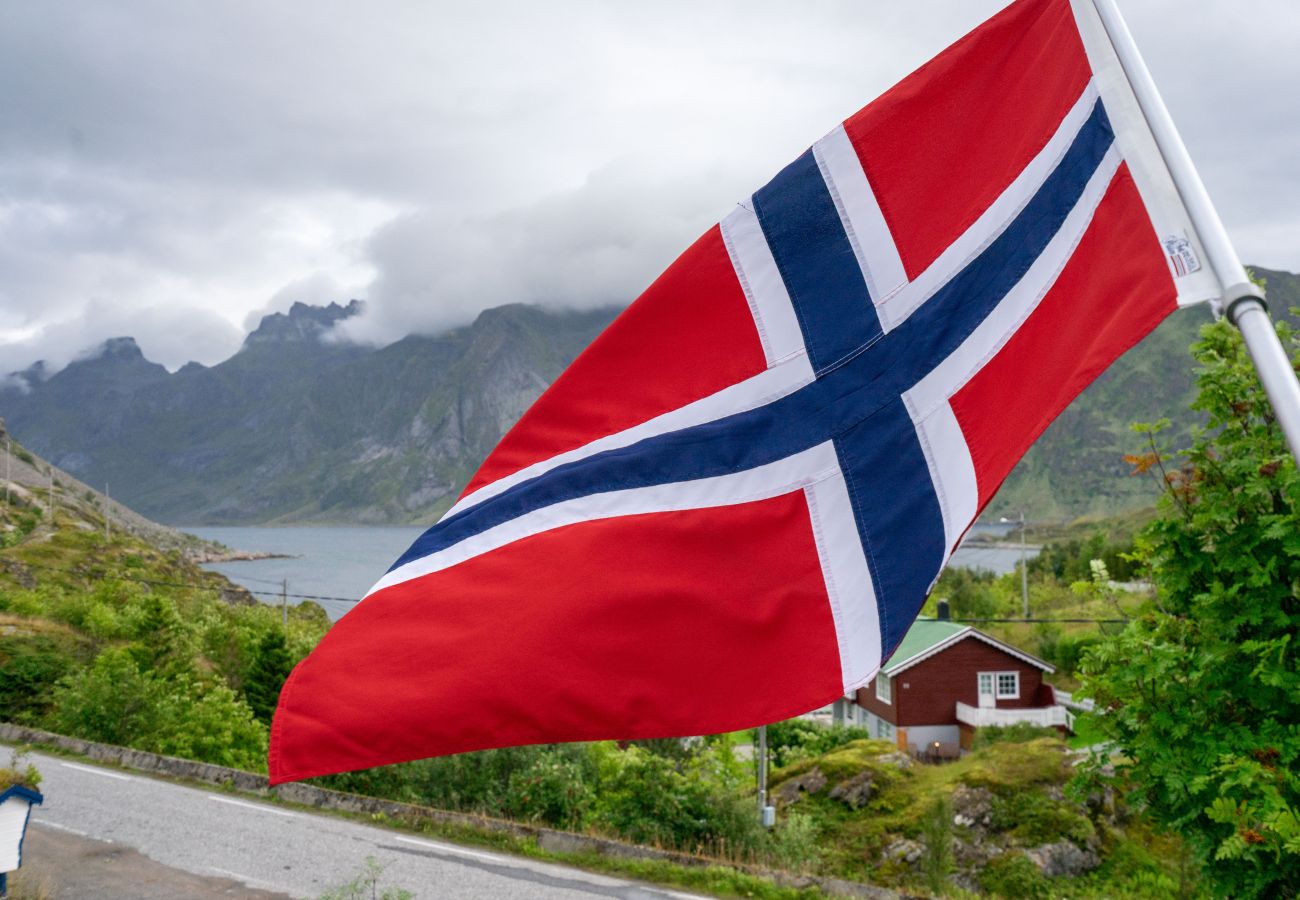 Hus i Flakstad - Sundet Lofoten - fjell- og havutsikt