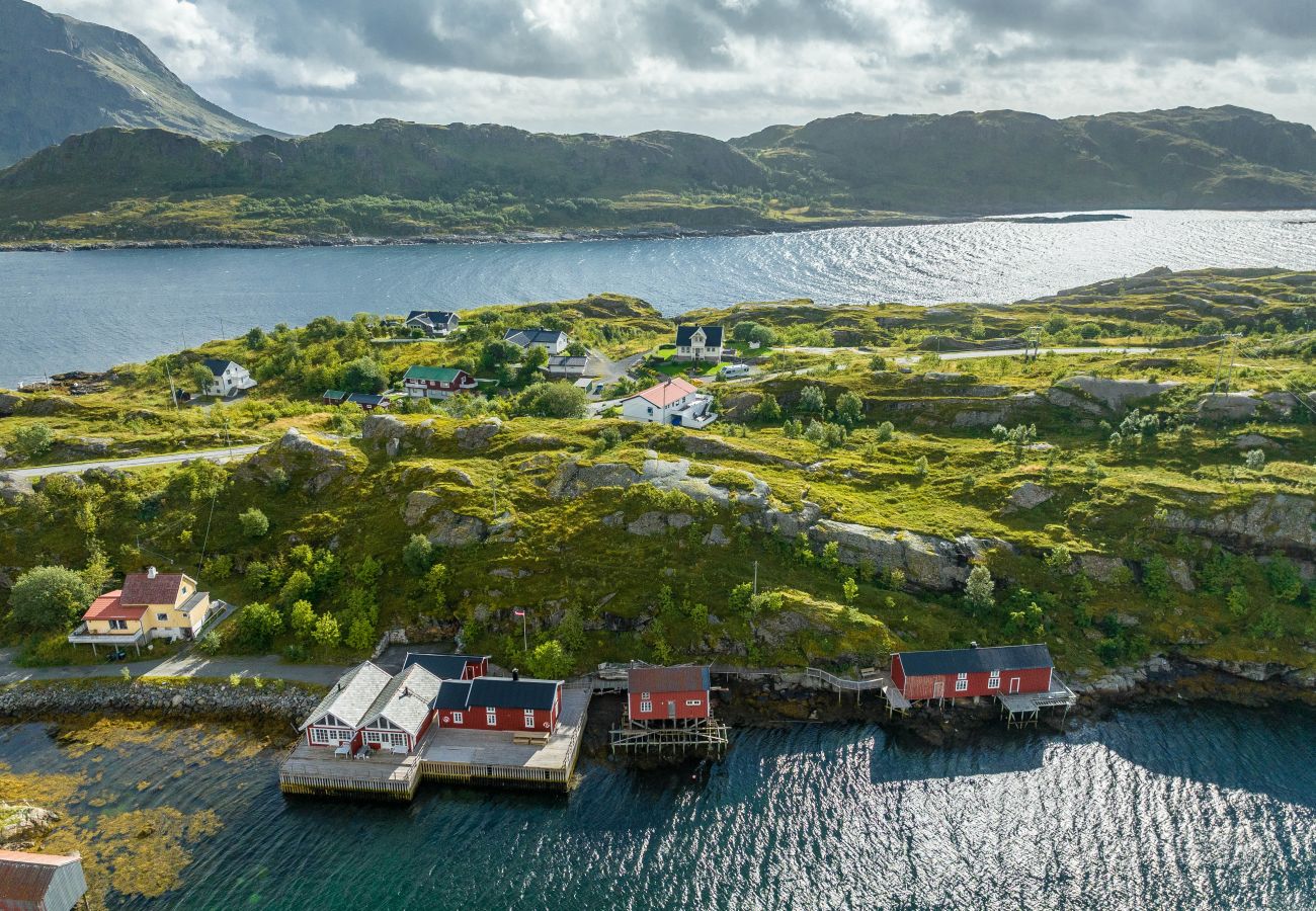 Hus i Flakstad - Sundet Lofoten - fjell- og havutsikt