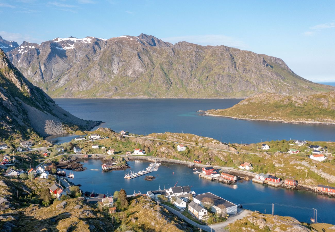 Hus i Flakstad - Sundet Lofoten - fjell- og havutsikt