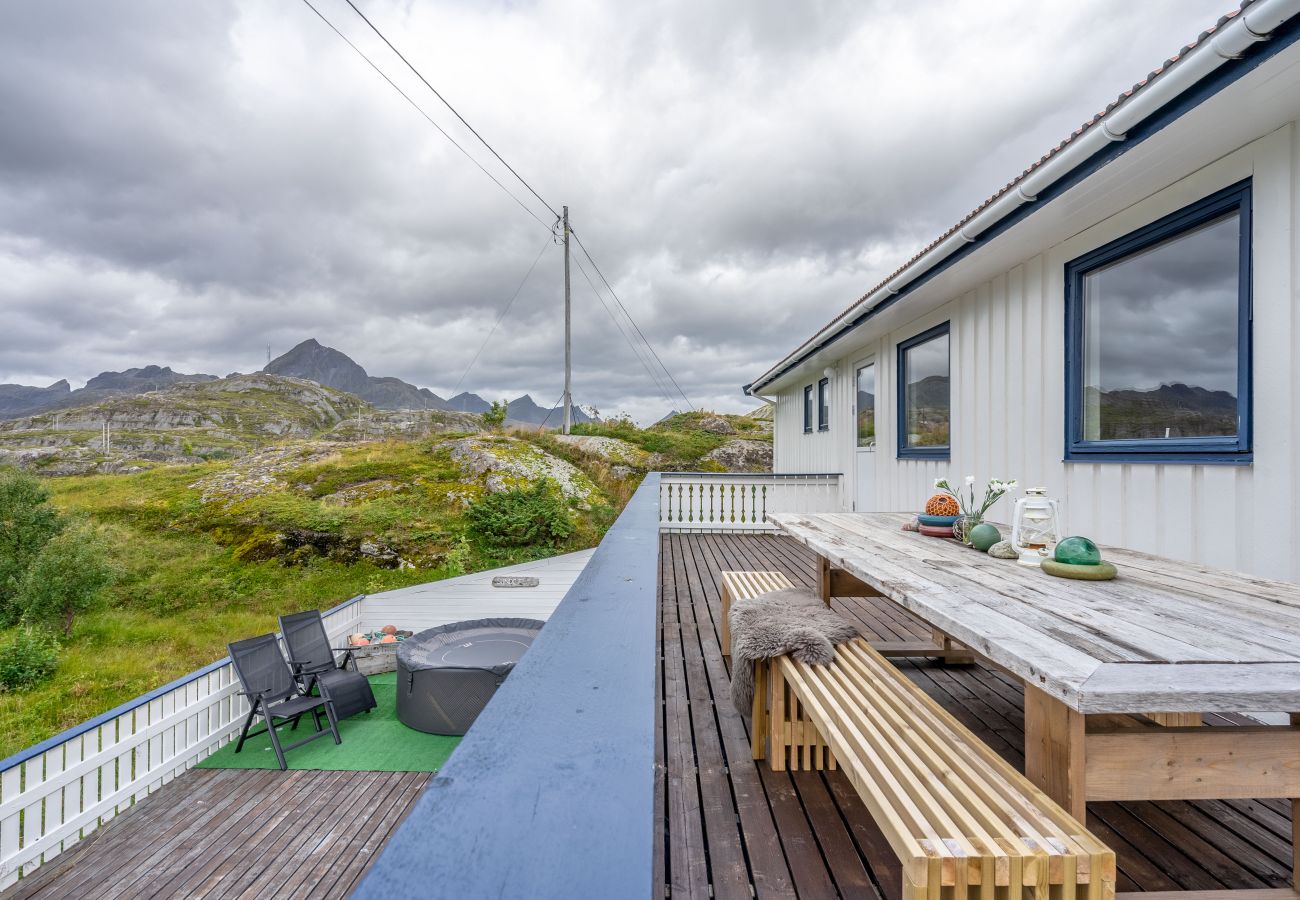 Hus i Flakstad - Sundet Lofoten - fjell- og havutsikt