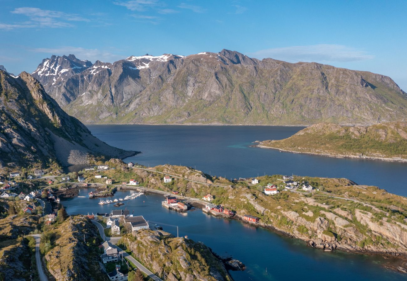 Hus i Flakstad - Sundet Lofoten - fjell- og havutsikt