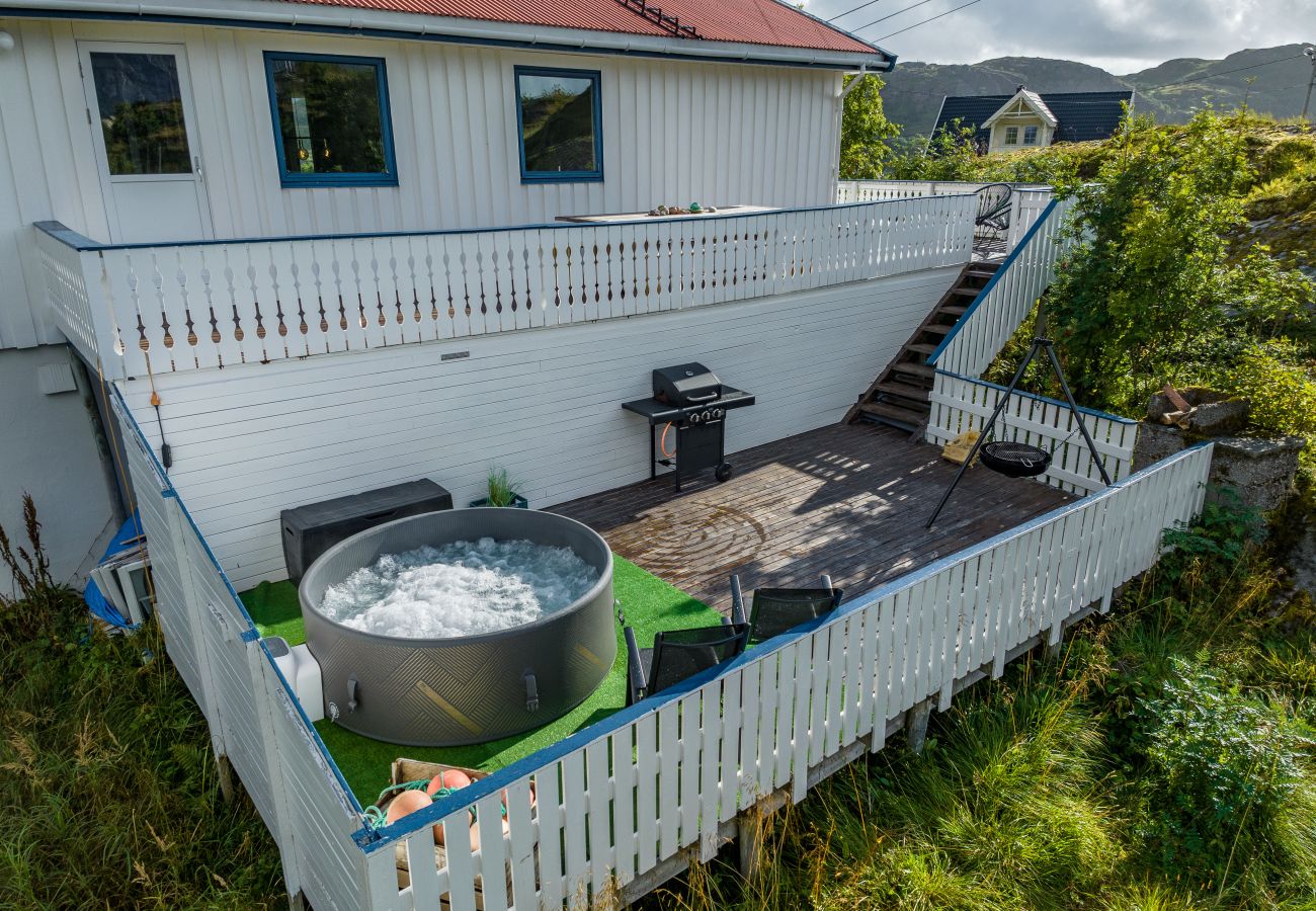 Hus i Flakstad - Sundet Lofoten - fjell- og havutsikt