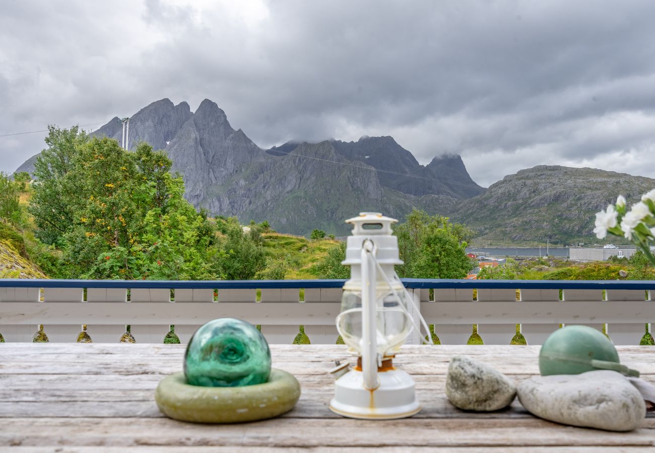 Hus i Flakstad - Sundet Lofoten - fjell- og havutsikt