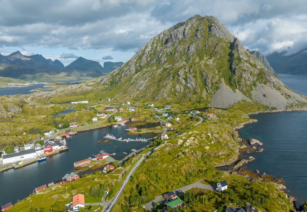 Hus i Flakstad - Sundet Lofoten - fjell- og havutsikt