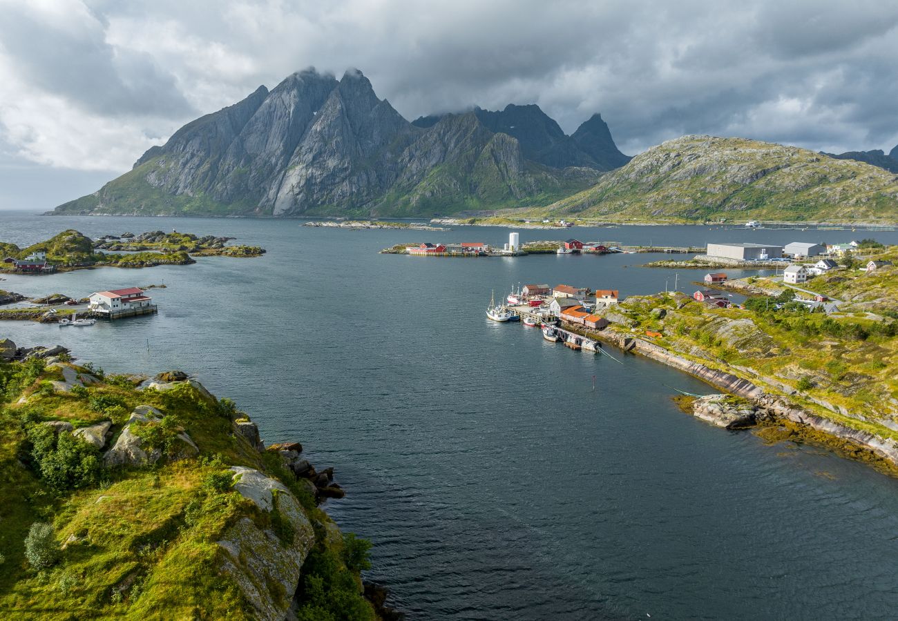 Hus i Flakstad - Sundet Lofoten - fjell- og havutsikt