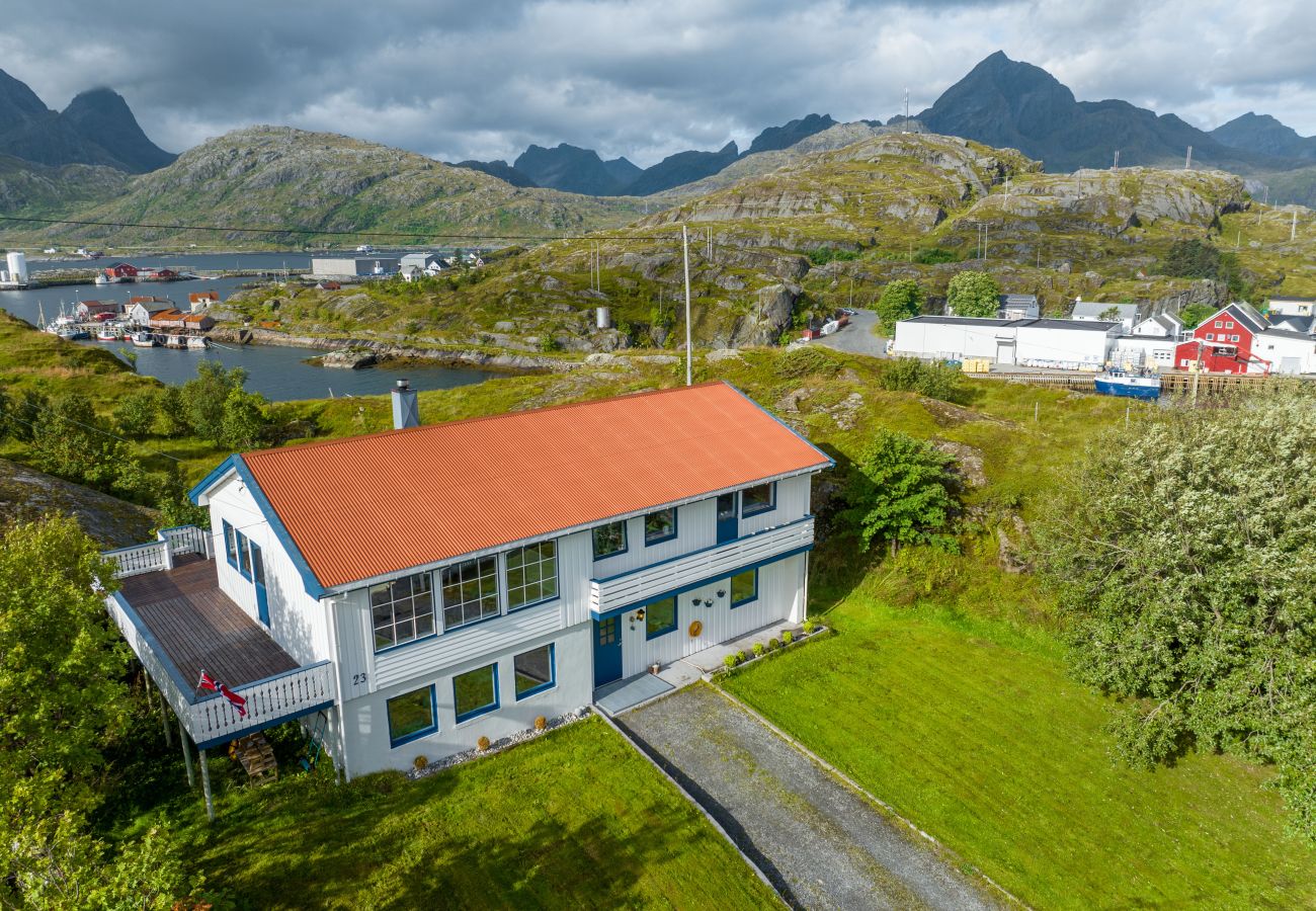 Hus i Flakstad - Sundet Lofoten - fjell- og havutsikt