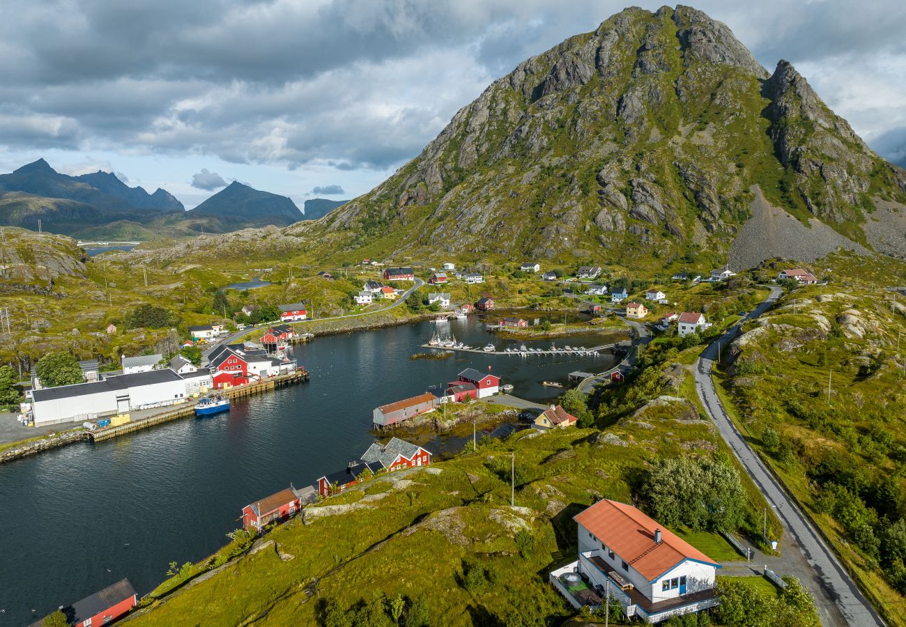 Hus i Flakstad - Sundet Lofoten - fjell- og havutsikt