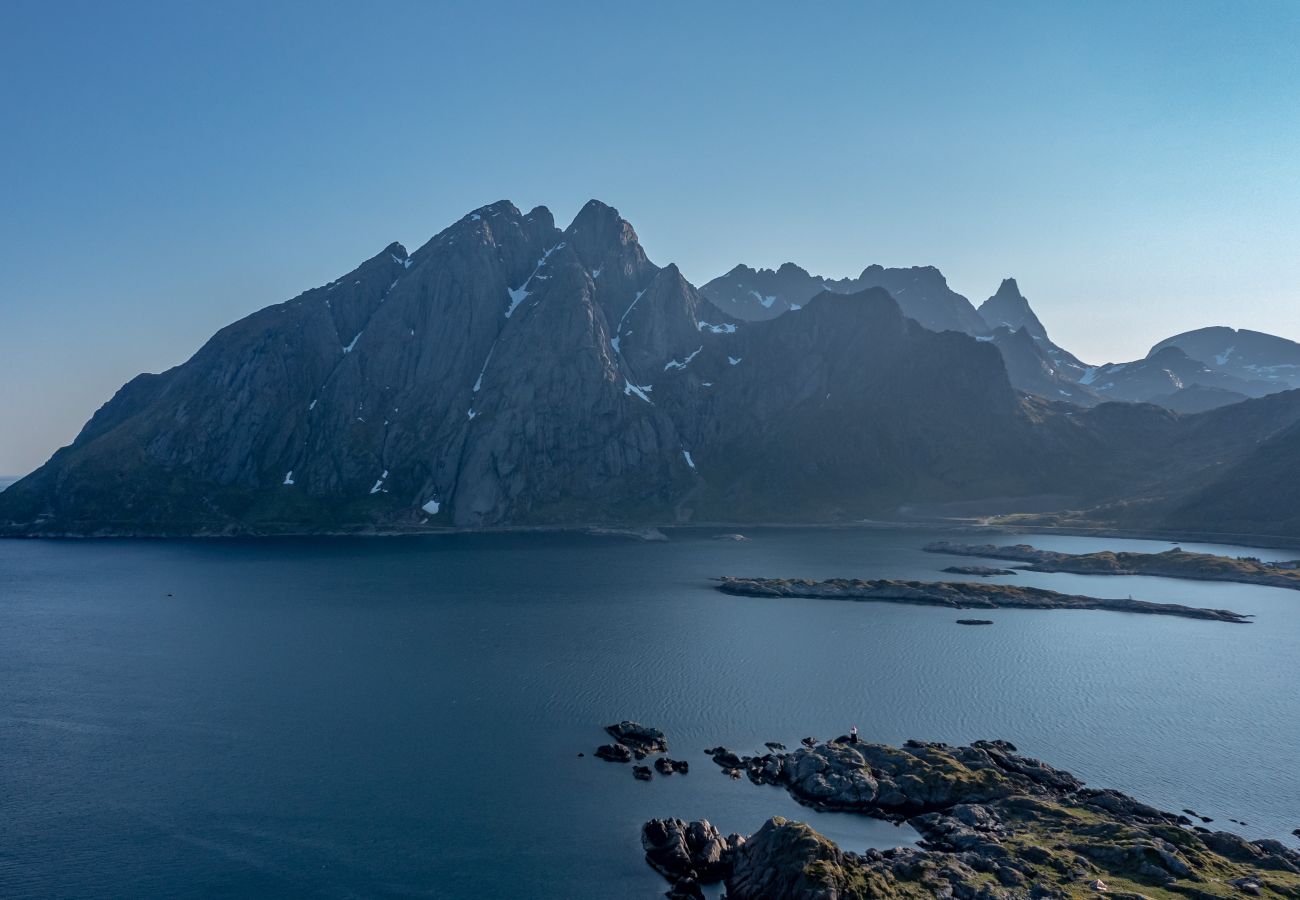 Hus i Flakstad - Sundet Lofoten - fjell- og havutsikt