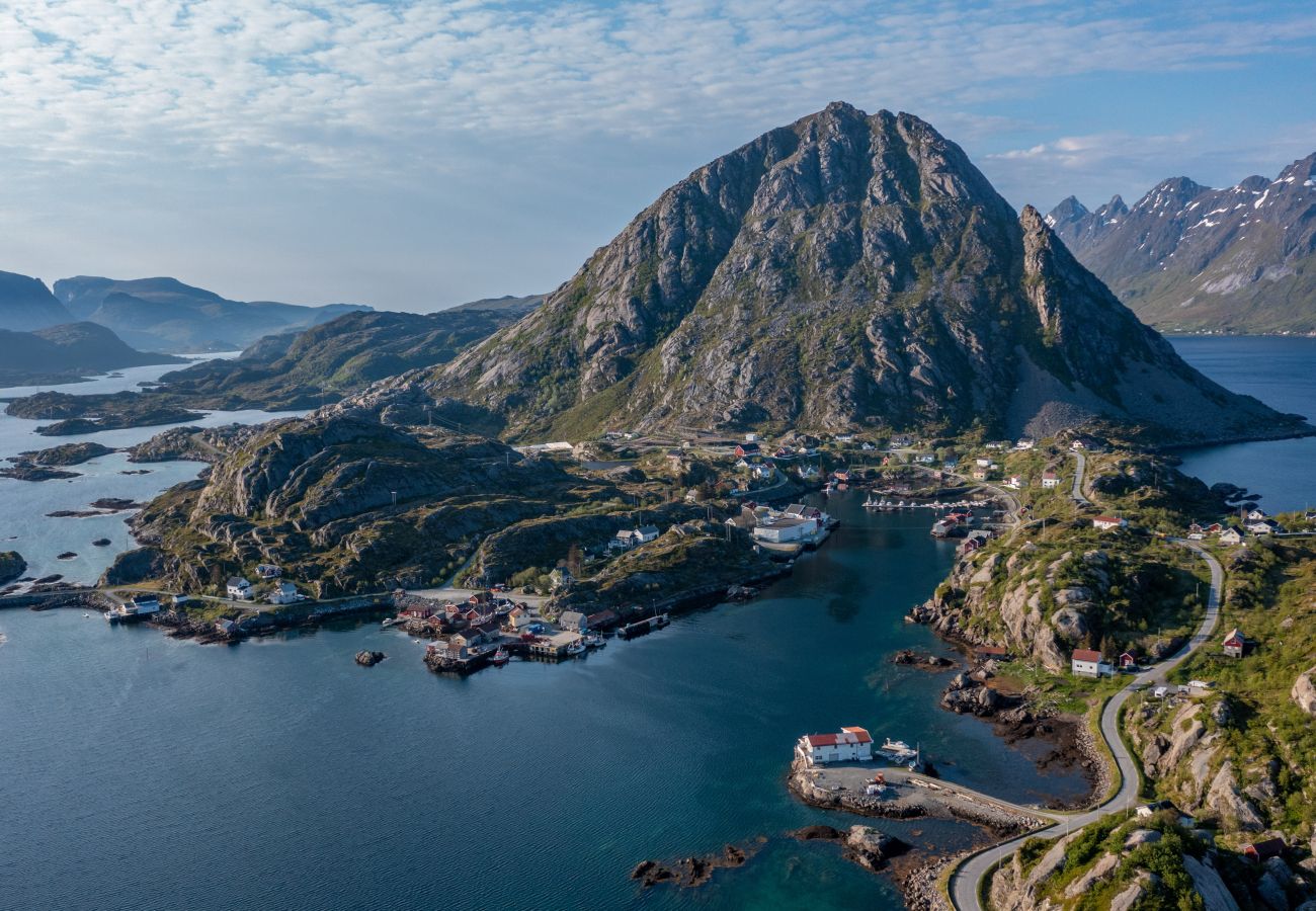 Hus i Flakstad - Sundet Lofoten - fjell- og havutsikt