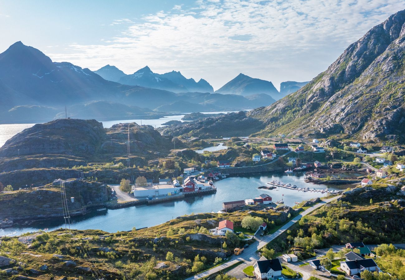 Hus i Flakstad - Sundet Lofoten - fjell- og havutsikt